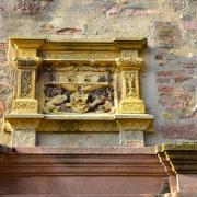 Les armoiries sculptées dans du grès jaune