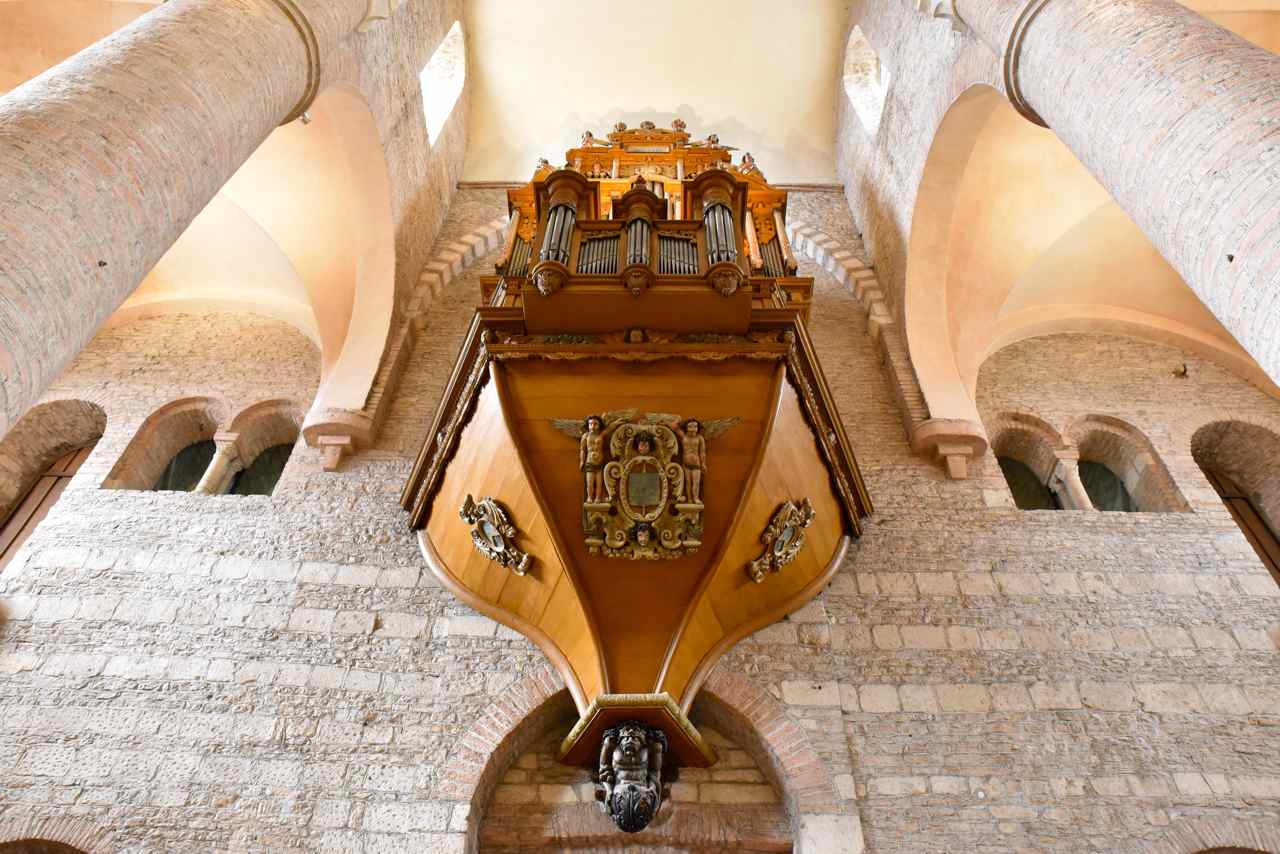 Les baies de la chapelle haute St Michel encadrent le grand orgue