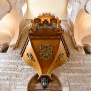 Les baies de la chapelle haute St Michel encadrent le grand orgue