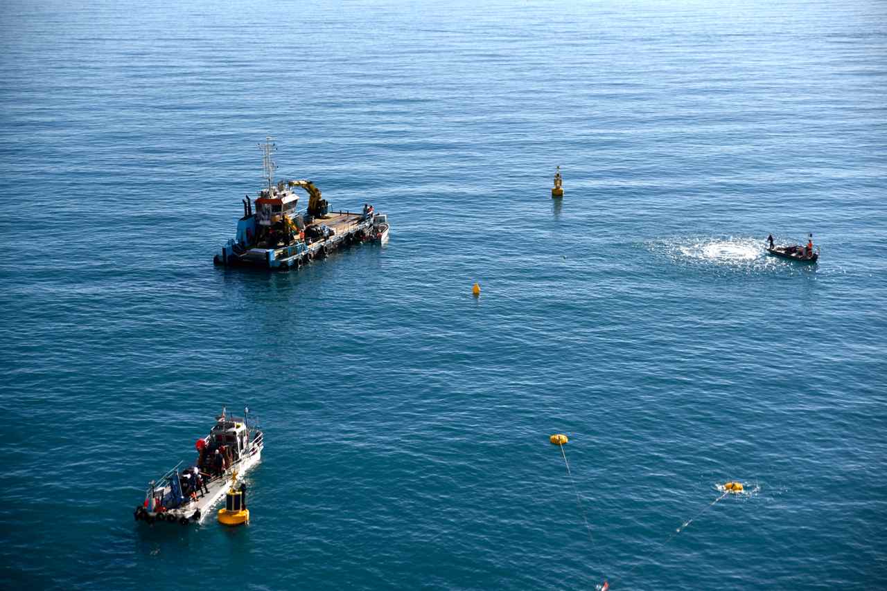 Les bateaux qui travaillent sur le chantier