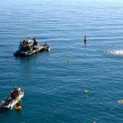 Les bateaux qui travaillent sur le chantier