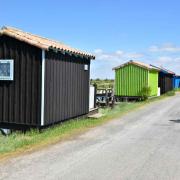 Les cabanons ostréicoles le long du chenal et au milieu des marais de la Seudre...