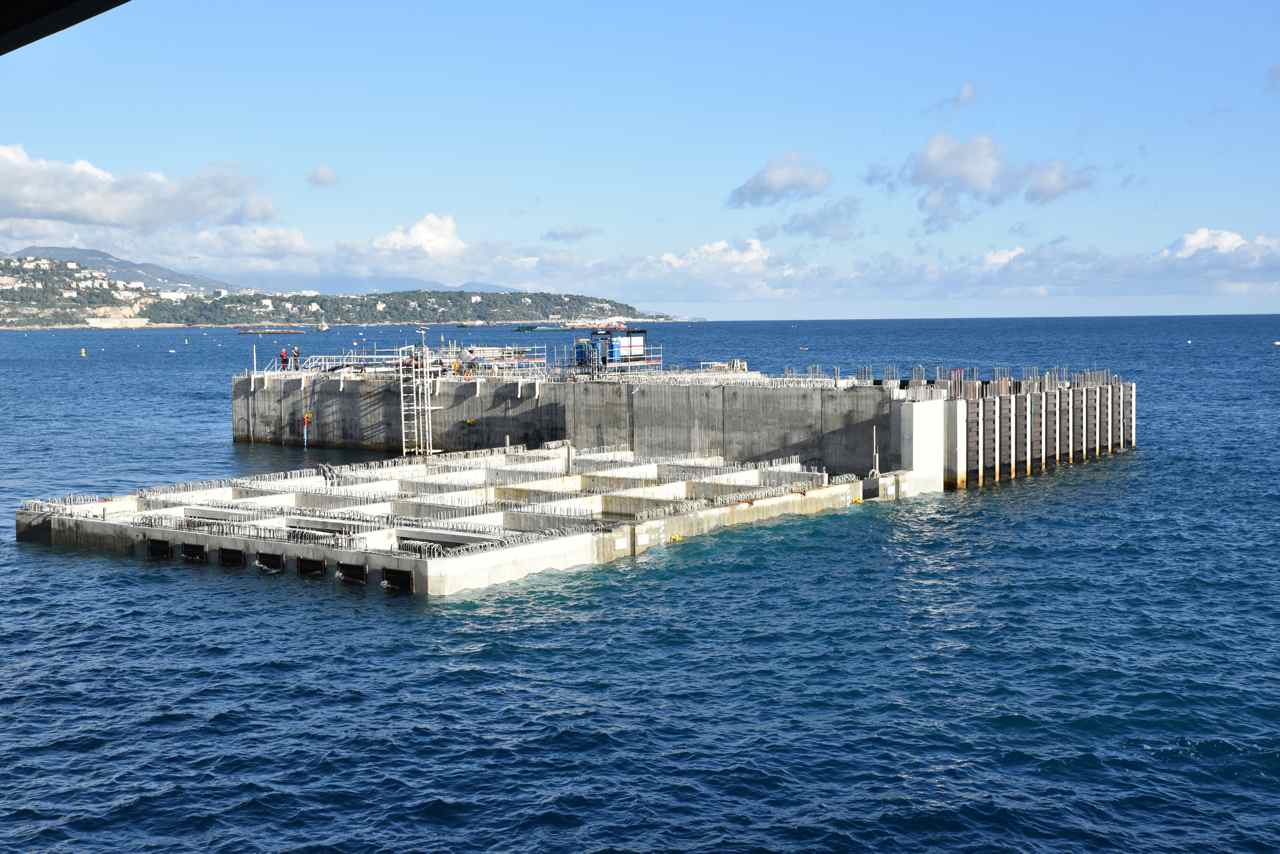 Les caissons de 26 m de haut et de 10000 tonnes chacun, , ...