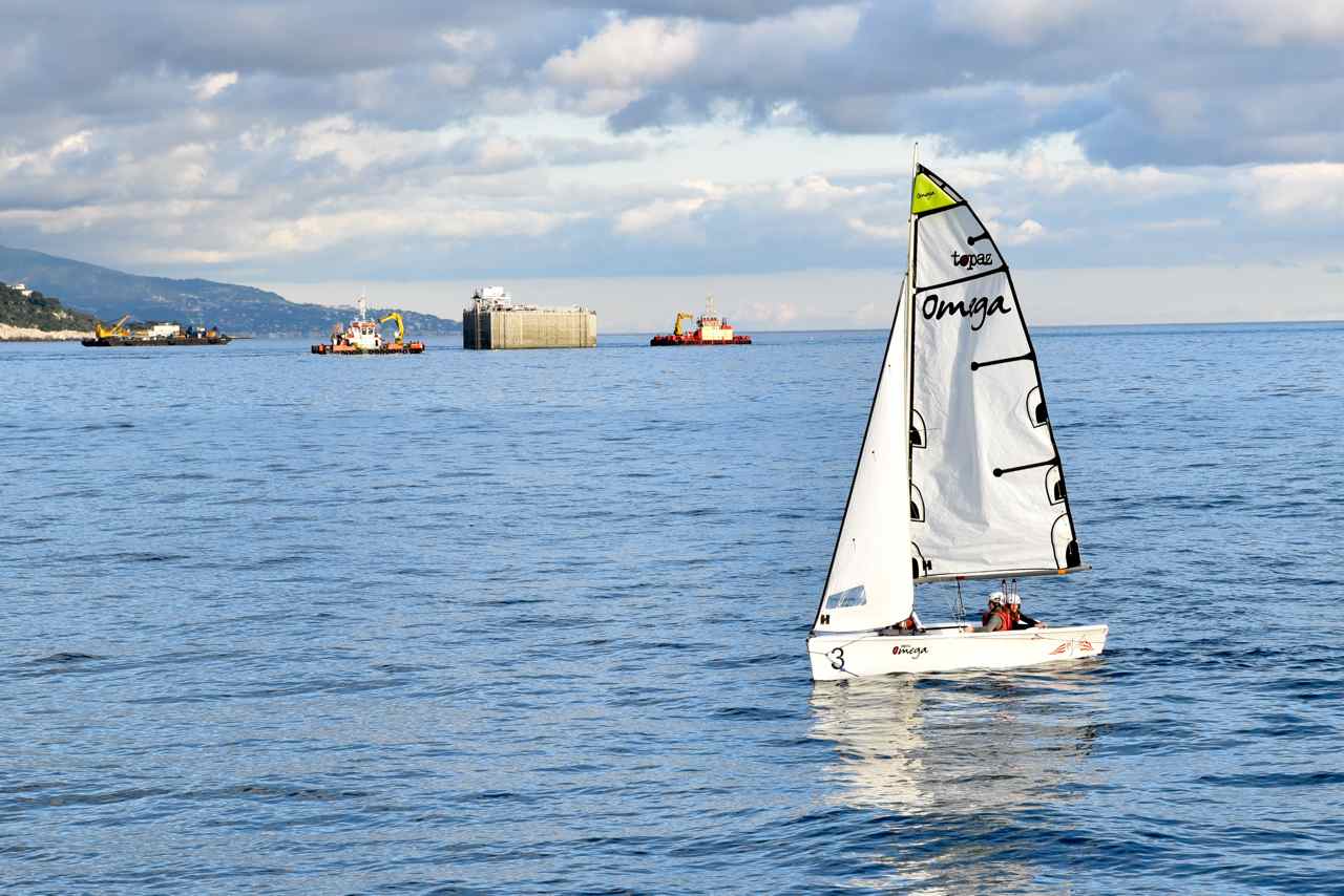 Les caissons fabriqués à Marseille sont remorqués jusqu'à l'Anse du Portier