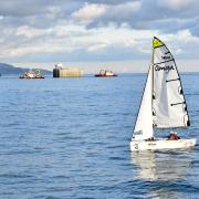 Les caissons fabriqués à Marseille sont remorqués jusqu'à l'Anse du Portier