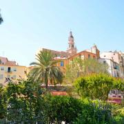 Les campaniles se dressent au milieu du vieux Menton