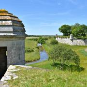 Les canaux  ceinturent Brouage. A droite le bastion Richelieu