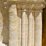 Les colonnes et ses chapiteaux sculptés à gauche du portail