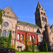 Les couleurs automnales subliment le grès rose des Vosges