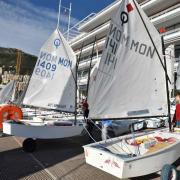Les dériveurs Optimist devant le prestigieux Yacht Club de Monaco