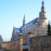 Les deux clochers de l'église, l'un sonne les heures, l'autre les offices 