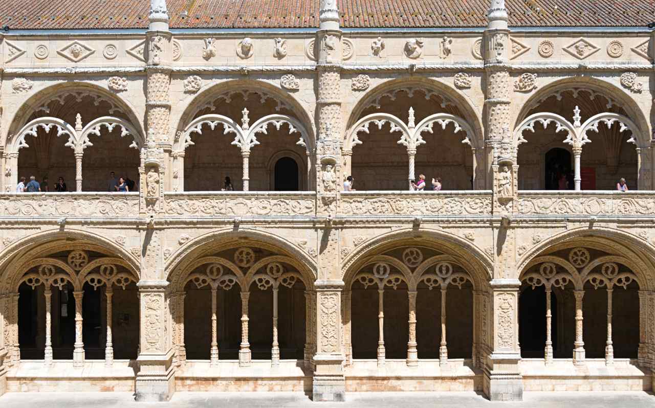 Les deux étages du cloître sous un rayon de soleil