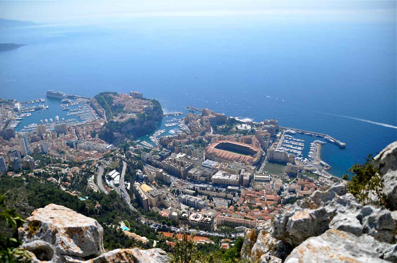 Les deux ports de Monaco, à gauche le port Hercule, à droite les ports de Fontvieille