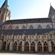 Les deux tours gothiques et romanes surplombent le cloître