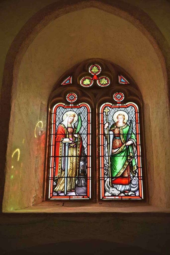 Les deux vitraux du Choeur représentent Ste Marguerite en 1885