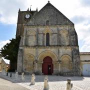 les douze apôtres nous accueillent sur le parvis de l'église