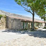 Les écuries étaient accolées aux remparts sous la courtine Richelieu, d'où...