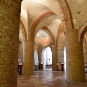 ...les énormes piliers soutiennent la chapelle St Michel située au-dessus