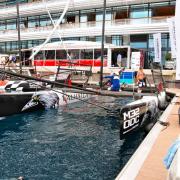 Les équipages préparent leurs catamarans M32 devant le Yacht Club de Monaco