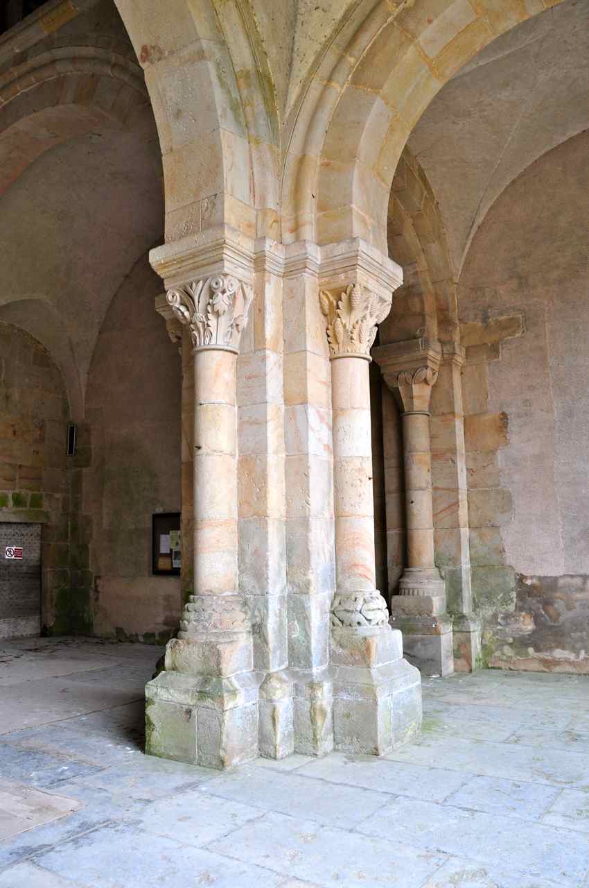 Les embases et les chapiteaux des piliers sont sculptés