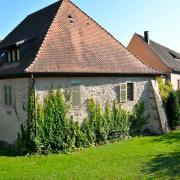 Les fenêtres des maisons sont percées dans le mur d'enceinte