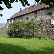 Les fenêtres des maisons sont percées dans les remparts