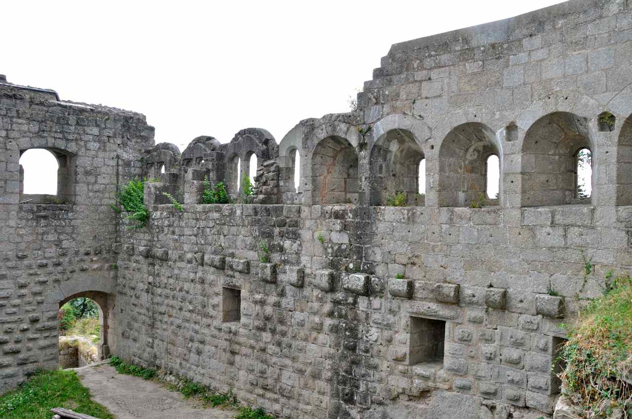 Les fenêtres géminées et romanes du palais castral