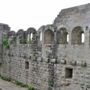 Les fenêtres géminées et romanes du palais castral
