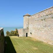 Les fossés et les remparts du fort. Au fond l'estuaire de la Charente