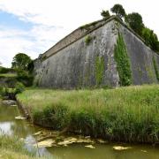 Autres vue des fossés le long des remparts