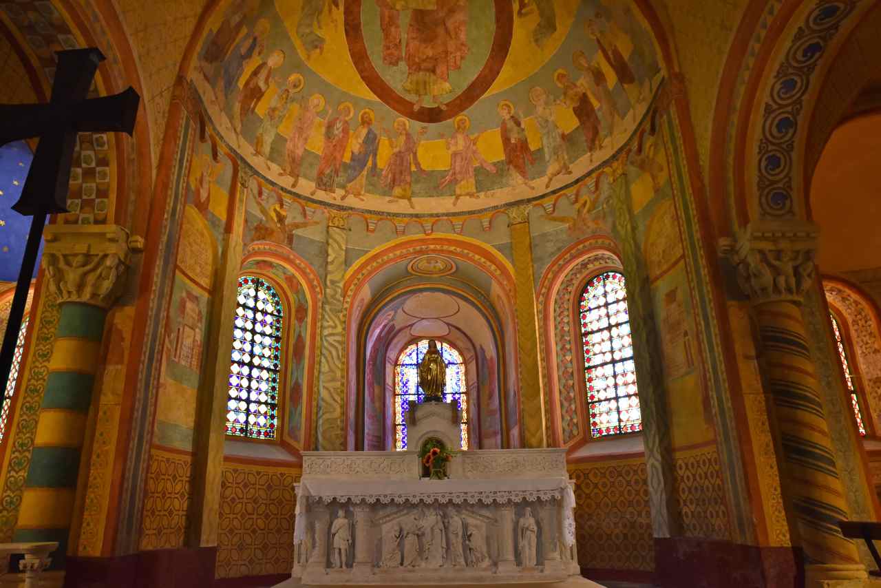 Les fresques du choeur et des absides du XII° siècle furent découvertes vers 1850
