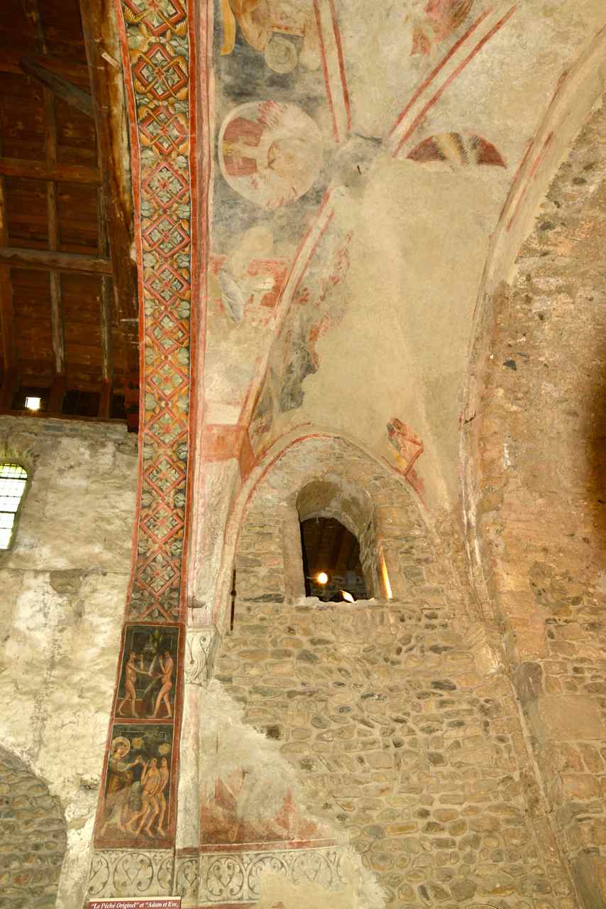 Les fresques du pilier de voûte ont été peintes aux XII et XIII° s