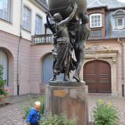 Les grands soutiens du Monde, de Bartholdi, dans la cour de sa maison natale......