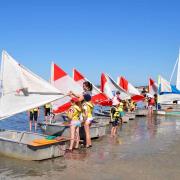 Les jeunes de l'école de voile se préparent à naviguer