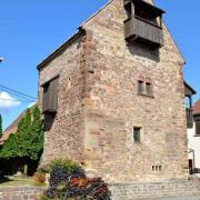 Les latrines extérieures sur le côté gauche de la maison romane