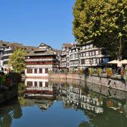 Les maisons à colombages se reflètent dans l'Ill