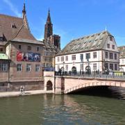 .. marchandises transportées sur l'Ill, enjambée par le pont du Corbeau