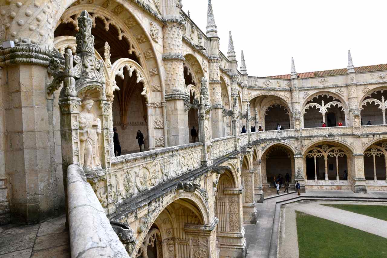 Les moines de l'ordre de saint Jérôme (Sao Jeronimo), choisis par le roi Manuel 1er...