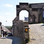 Vestiges des murailles de la ville et la porte d'entrée du château...