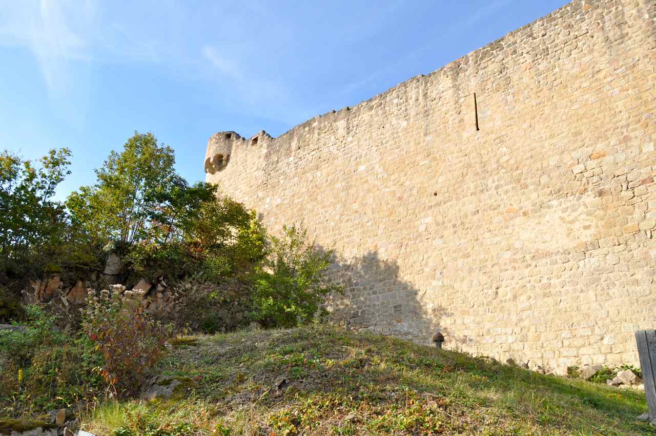 Les murailles ont une longueur de 100m et une largeur de 60m