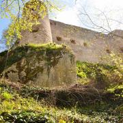 Les murailles sud et deux tours d'angle vues depuis l'extérieur