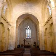 Les murs de la nef sont doublés par des arcades aveugles.