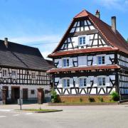 Les pignons des maisons sont perpendiculaires à la rue