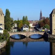 Les ponts couverts, l'Ill et au fond la Cathédrale