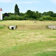 Les portes dans le talus mènent à une vaste salle souterraine longue de 100m