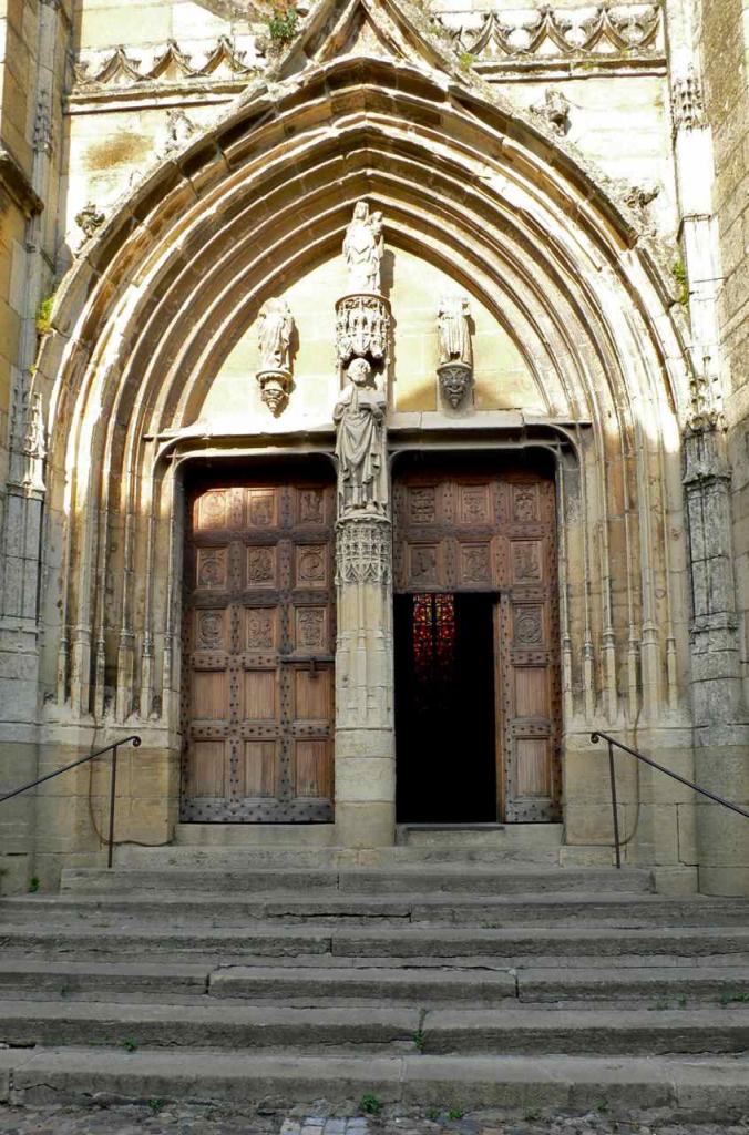 Les portes en chêne du portail renaissance sont classées