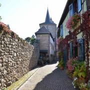 Les remparts, au fond le château Lazare de Schwendi