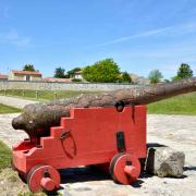 Les remparts de la Halle aux Vivres protégés par un canon