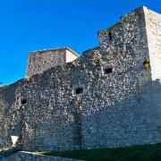 Les remparts du château datés du XIVe