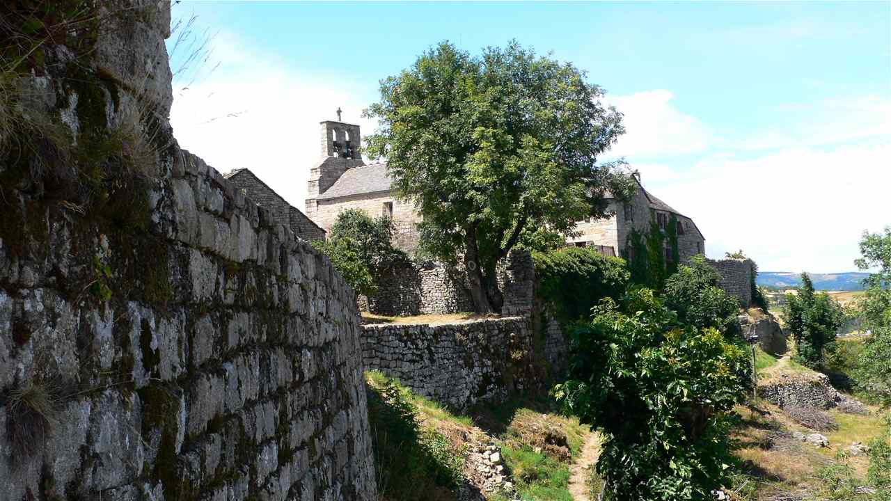 Les remparts du village médiéval et l'église romane St Michel